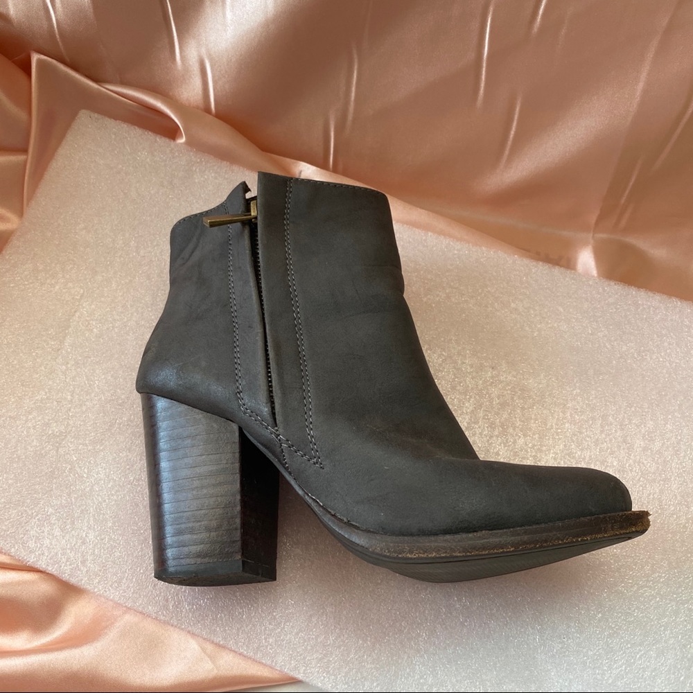 UO Gray Heeled Boots 6.5 - Picture 6 of 9